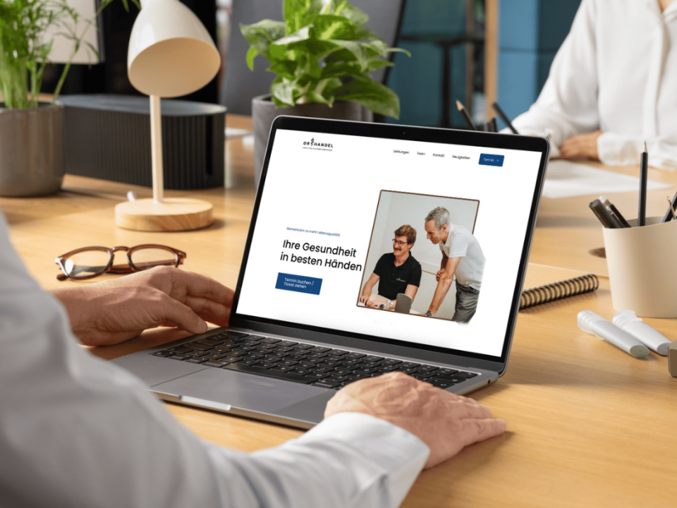Mann schaut auf einen Bildschirm, in dem die neue Webseite zu sehen ist