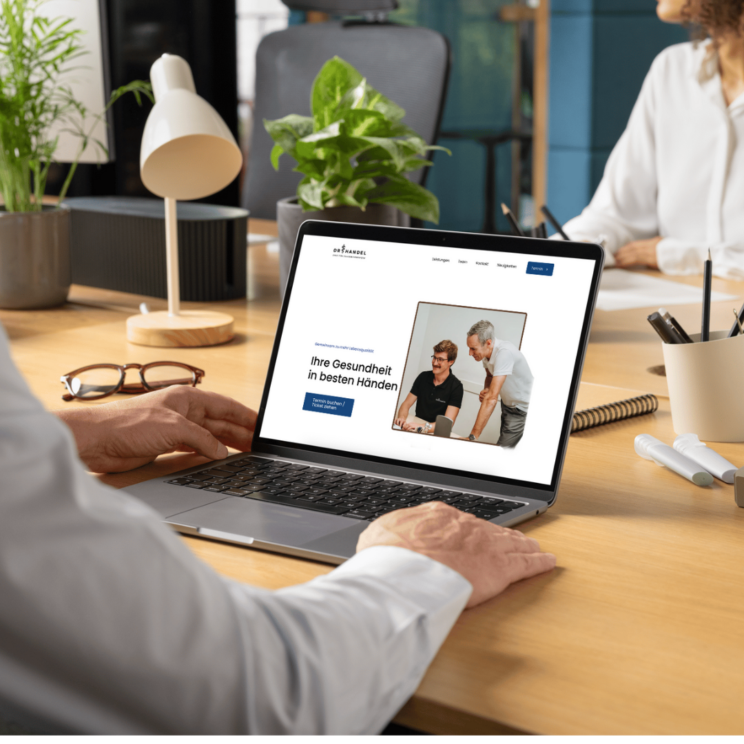 Mann schaut auf einen Bildschirm, in dem die neue Webseite zu sehen ist